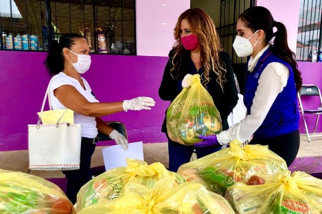 Durante la visita la Directora del DIF Estatal, realizó la entrega simbólica de despensas, láminas y apoyos alimentarios emergentes en beneficio de niña, niños, adultos mayores y personas con discapacidad, cuya situación de vulnerabilidad se ha agudizado durante esta contingencia en Cabecera Municipal y Comunidades de la Tierra del Dios tigre.  