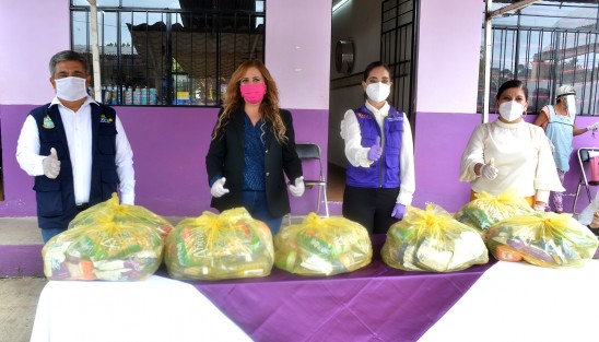 Durante la visita la Directora del DIF Estatal, realizó la entrega simbólica de despensas, láminas y apoyos alimentarios emergentes en beneficio de niña, niños, adultos mayores y personas con discapacidad, cuya situación de vulnerabilidad se ha agudizado durante esta contingencia en Cabecera Municipal y Comunidades de la Tierra del Dios tigre, 