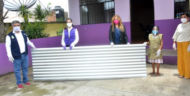 Durante la visita la Directora del DIF Estatal, realizó la entrega simbólica de despensas, láminas y apoyos alimentarios emergentes en beneficio de niña, niños, adultos mayores y personas con discapacidad, cuya situación de vulnerabilidad se ha agudizado durante esta contingencia en Cabecera Municipal y Comunidades de la Tierra del Dios tigre, 