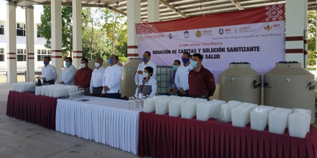 En el marco de las acciones contra la pandemia por COVID-19, los institutos tecnológicos del estado donaron 5 mil 800 litros de solución desinfectante, 230 caretas, 80 litros de gel antibacterial, 500 cubrebocas y materiales para elaborar 7 mil más, en beneficio de trabajadores de la salud que atienden a pacientes con coronavirus.