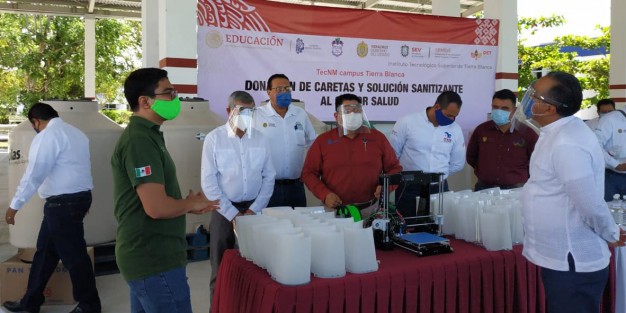 Tierra Blanca, Ver., 4 de junio de 2020.- En el marco de las acciones contra la pandemia por COVID-19, los institutos tecnológicos del estado donaron 5 mil 800 litros de solución desinfectante, 230 caretas, 80 litros de gel antibacterial, 500 cubrebocas y materiales para elaborar 7 mil más, en beneficio de trabajadores de la salud que atienden a pacientes con coronavirus.  