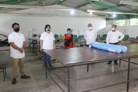 Tierra Blanca, Ver., 4 de junio de 2020.- En el marco de las acciones contra la pandemia por COVID-19, los institutos tecnológicos del estado donaron 5 mil 800 litros de solución desinfectante, 230 caretas, 80 litros de gel antibacterial, 500 cubrebocas y materiales para elaborar 7 mil más, en beneficio de trabajadores de la salud que atienden a pacientes con coronavirus.  