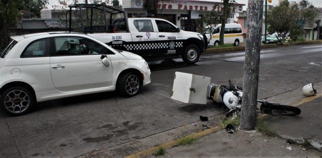 Percance vial entre una moto y un vehículo particular en la avenida Pípila, el cual como muchos otros se soluciona entre  particulares sin esperar a que Tránsito acuda, debido a lo tardado de los oficiales.