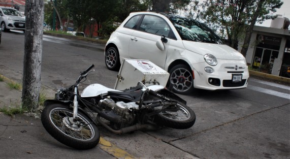 Percance vial entre una moto y un vehículo particular en la avenida Pípila, el cual como muchos otros se soluciona entre  particulares sin esperar a que Tránsito acuda, debido a lo tardado de los oficiales.