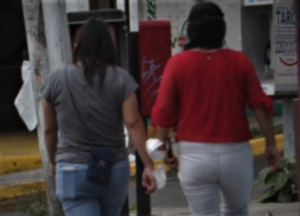 La mayoría de los xalapeños circulan sin cubrebocas, y otros los portan pero como adorno múltiple, en este caso en las muñecas.