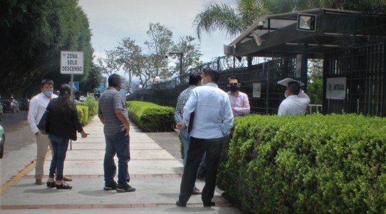 Continúan encerrados en Palacio Legislativo,donde sólo se permite el acceso a unos cuantos, y a la prensa no se le permite ingresar con cámaras ni micrófonos por órdenes de la JUCOPO y la Secretaría del Congreso, pero sí con teléfonos celulares.  