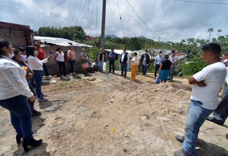 El Alcalde Mario Antonio Chama Díaz; la Síndica Municipal, Zayra del Carmen Martínez Andrade; la Secretaria del Ayuntamiento, Trinidad Martínez Larios; el Director de Desarrollo Urbano y Catastro, Rafael Xilot; el Director de Obras, Alberto Lucas Marín, en compañía del comité de obra y vecinos de la Colonia Rocco de Arcángelis, recorrieron las calles en las cuales se realizan obras.  