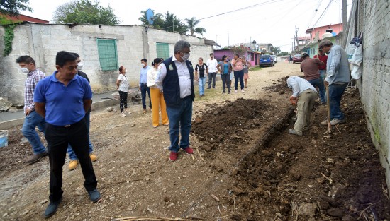 El Alcalde Mario Antonio Chama Díaz; la Síndica Municipal, Zayra del Carmen Martínez Andrade; la Secretaria del Ayuntamiento, Trinidad Martínez Larios; el Director de Desarrollo Urbano y Catastro, Rafael Xilot; el Director de Obras, Alberto Lucas Marín, en compañía del comité de obra y vecinos de la Colonia Rocco de Arcángelis, recorrieron las calles en las cuales se realizan obras.  