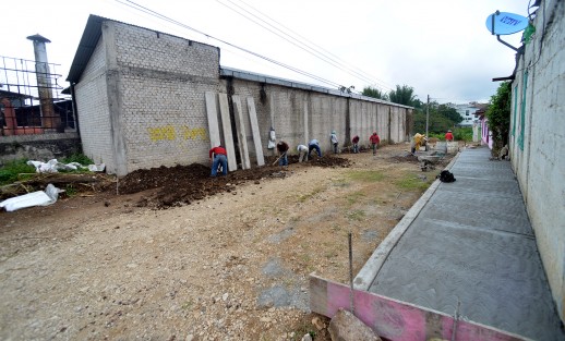 El Alcalde Mario Antonio Chama Díaz; la Síndica Municipal, Zayra del Carmen Martínez Andrade; la Secretaria del Ayuntamiento, Trinidad Martínez Larios; el Director de Desarrollo Urbano y Catastro, Rafael Xilot; el Director de Obras, Alberto Lucas Marín, en compañía del comité de obra y vecinos de la Colonia Rocco de Arcángelis, recorrieron las calles en las cuales se realizan obras.  