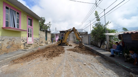 El Alcalde Mario Antonio Chama Díaz; la Síndica Municipal, Zayra del Carmen Martínez Andrade; la Secretaria del Ayuntamiento, Trinidad Martínez Larios; el Director de Desarrollo Urbano y Catastro, Rafael Xilot; el Director de Obras, Alberto Lucas Marín, en compañía del comité de obra y vecinos de la Colonia Rocco de Arcángelis, recorrieron las calles en las cuales se realizan obras. 