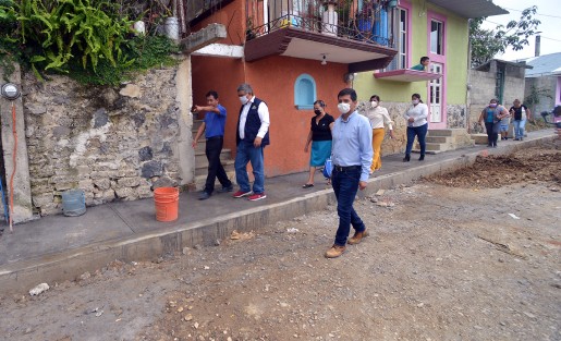 El Alcalde Mario Antonio Chama Díaz; la Síndica Municipal, Zayra del Carmen Martínez Andrade; la Secretaria del Ayuntamiento, Trinidad Martínez Larios; el Director de Desarrollo Urbano y Catastro, Rafael Xilot; el Director de Obras, Alberto Lucas Marín, en compañía del comité de obra y vecinos de la Colonia Rocco de Arcángelis, recorrieron las calles en las cuales se realizan obras. 