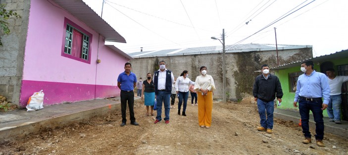 El Alcalde Mario Antonio Chama Díaz; la Síndica Municipal, Zayra del Carmen Martínez Andrade; la Secretaria del Ayuntamiento, Trinidad Martínez Larios; el Director de Desarrollo Urbano y Catastro, Rafael Xilot; el Director de Obras, Alberto Lucas Marín, en compañía del comité de obra y vecinos de la Colonia Rocco de Arcángelis, recorrieron las calles en las cuales se realizan obras. 