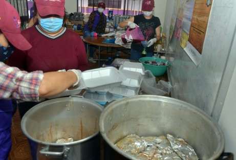 Con un menú de barbacoa de res, arroz, gelatina de capulín y agua de jamaica, cientos de Teocelanos que asistieron al DIF Municipal o que fueron atendidos en domicilio, pudieron disfrutar de una deliciosa comida en sus hogares.  