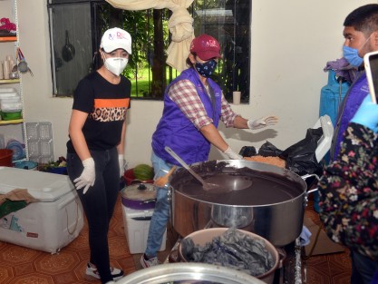 Con un menú de barbacoa de res, arroz, gelatina de capulín y agua de jamaica, cientos de Teocelanos que asistieron al DIF Municipal o que fueron atendidos en domicilio, pudieron disfrutar de una deliciosa comida en sus hogares.  