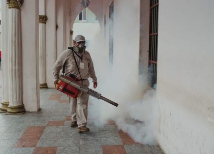 Ante el inicio de la Temporada de Lluvias y Ciclones 2020 el Estad de Veracruz garantiza acciones como son control larvario, rociado a casos probables e intradomiciliar preventivo, ovitrampas, nebulización (rociado espacial) y termonebulización; para prevenir y eliminar criaderos del mosquito Aedes aegypti. 