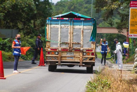 Personal de Protección Civil de Teocelo, Ver., en coordinación con DIF Municipal, mantienen el cerco sanitario en el que se sanitiza vehículos y se inspecciona pasajeros que ingresan a nuestro municipio, además de exhortarles a llevar a cabo de manera responsable las medidas de prevención ante la pandemia por COVID-19.