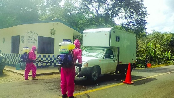 Personal de Protección Civil de Teocelo, Ver., en coordinación con DIF Municipal, mantienen el cerco sanitario en el que se sanitiza vehículos y se inspecciona pasajeros que ingresan a nuestro municipio, además de exhortarles a llevar a cabo de manera responsable las medidas de prevención ante la pandemia por COVID-19.