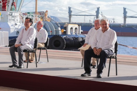 Supervisa López Obrador ampliación del puerto de Coatzacoalcos; una nueva etapa de empleos y bienestar; afirmó que estas obras significan inversiones y empleos, con una ejecución de 20 mil millones de pesos para el Corredor Interoceánico que contempla la conexión de los puertos de Coatzacoalcos y Salina Cruz, además de la modernización de la vía ferroviaria.