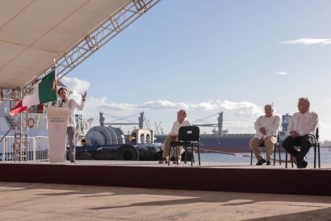 Supervisa López Obrador ampliación del puerto de Coatzacoalcos; una nueva etapa de empleos y bienestar; afirmó que estas obras significan inversiones y empleos, con una ejecución de 20 mil millones de pesos para el Corredor Interoceánico que contempla la conexión de los puertos de Coatzacoalcos y Salina Cruz, además de la modernización de la vía ferroviaria.