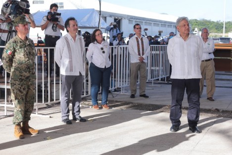 Supervisa López Obrador ampliación del puerto de Coatzacoalcos; una nueva etapa de empleos y bienestar; afirmó que estas obras significan inversiones y empleos, con una ejecución de 20 mil millones de pesos para el Corredor Interoceánico que contempla la conexión de los puertos de Coatzacoalcos y Salina Cruz, además de la modernización de la vía ferroviaria.