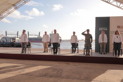 Supervisa López Obrador ampliación del puerto de Coatzacoalcos; una nueva etapa de empleos y bienestar; afirmó que estas obras significan inversiones y empleos, con una ejecución de 20 mil millones de pesos para el Corredor Interoceánico que contempla la conexión de los puertos de Coatzacoalcos y Salina Cruz, además de la modernización de la vía ferroviaria.