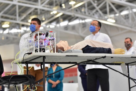 La Secretaría de Educación de Veracruz (SEV) entregó a la de Salud (SS) un prototipo de ventilador electrónico creado por docentes del Tecnológico Nacional de México (TecNM) Campus Pánuco, para enfrentar la contingencia sanitaria por COVID-19.