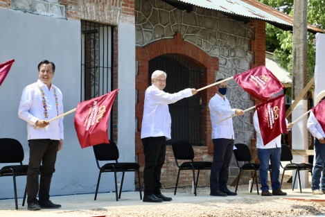 Durante la supervisión de los trabajos de rehabilitación en la vía ferroviaria que va de Medias Aguas a Salina Cruz, el gobernador Cuitláhuac García Jiménez celebró que la visión integral de los actuales gobiernos marque la diferencia con los proyectos anunciados en la época neoliberal, que nunca concluyeron.  