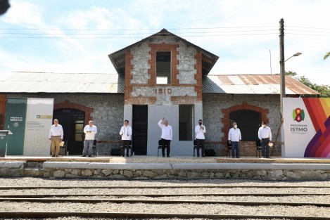 El presidente López Obrador dijo estar convencido del éxito de los trabajos y contento de supervisarlos, pues enmarcan el banderazo de la construcción del Tren Maya. Asimismo, consideró un milagro que los conservadores no hayan privatizado también esta infraestructura. 