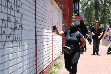 Un grupo de encapuchados marchó desde el Teatro del Estado hasta el centro de la ciudad, aludiendo al caso de Carlos Andrés, muerto en el Cuartel de la SSP en Xalapa, según versión oficial de un infarto, pero familiares y amigos aseguran fue a consecuencia de golpes de los policías. 