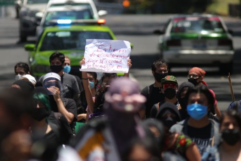 Un grupo de encapuchados marchó desde el Teatro del Estado hasta el centro de la ciudad, aludiendo al caso de Carlos Andrés, muerto en el Cuartel de la SSP en Xalapa, según versión oficial de un infarto, pero familiares y amigos aseguran fue a consecuencia de golpes de los policías. 