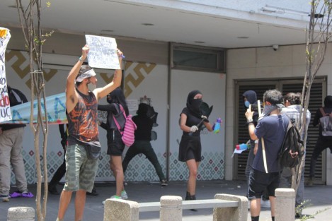 Un grupo de encapuchados marchó desde el Teatro del Estado hasta el centro de la ciudad, aludiendo al caso de Carlos Andrés, muerto en el Cuartel de la SSP en Xalapa, según versión oficial de un infarto, pero familiares y amigos aseguran fue a consecuencia de golpes de los policías. 