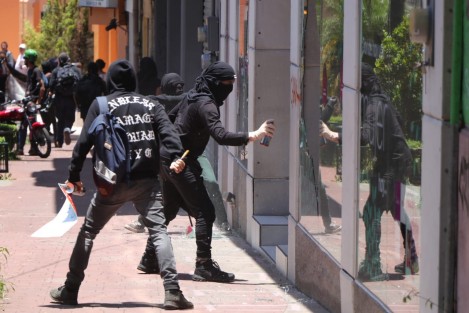 Los manifestantes a su paso rompieron vidrios de negocios, dependencias de Gobierno; pintaron paredes y con pancartas en contra de policías, quienes resguardaban  la torre de la SSP,  no así los negocios y edificios públicos.  