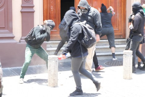 Los manifestantes a su paso rompieron vidrios de negocios, dependencias de Gobierno; pintaron paredes y con pancartas en contra de policías, quienes resguardaban  la torre de la SSP,  no así los negocios y edificios públicos.  