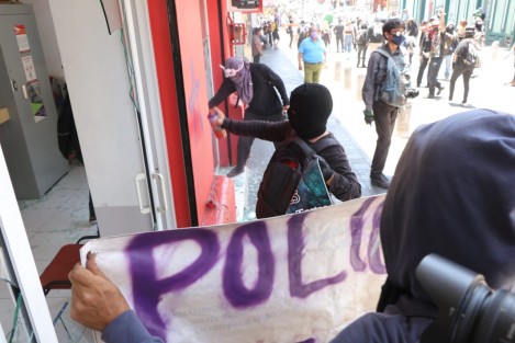 Los manifestantes a su paso rompieron vidrios de negocios, dependencias de Gobierno; pintaron paredes y con pancartas en contra de policías, quienes resguardaban  la torre de la SSP,  no así los negocios y edificios públicos.  
