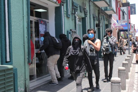 Los manifestantes a su paso rompieron vidrios de negocios, dependencias de Gobierno; pintaron paredes y con pancartas en contra de policías, quienes resguardaban  la torre de la SSP,  no así los negocios y edificios públicos.  
