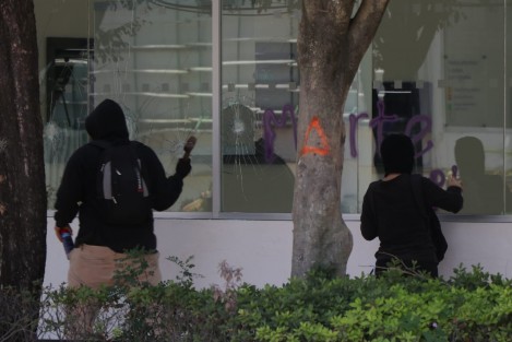 Los manifestantes a su paso rompieron vidrios de negocios, dependencias de Gobierno; pintaron paredes y con pancartas en contra de policías, quienes resguardaban  la torre de la SSP,  no así los negocios y edificios públicos.  