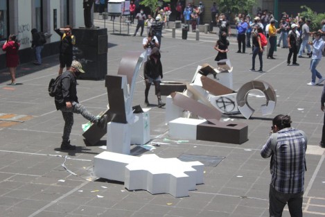 Los manifestantes a su paso rompieron vidrios de negocios, dependencias de Gobierno; pintaron paredes y con pancartas en contra de policías, quienes resguardaban  la torre de la SSP,  no así los negocios y edificios públicos.  