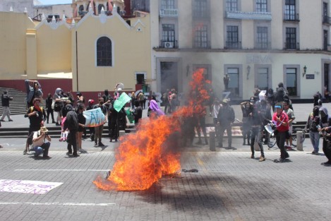 Los manifestantes a su paso rompieron vidrios de negocios, dependencias de Gobierno; pintaron paredes y con pancartas en contra de policías, quienes resguardaban  la torre de la SSP,  no así los negocios y edificios públicos.  