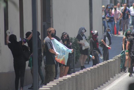 Los manifestantes a su paso rompieron vidrios de negocios, dependencias de Gobierno; pintaron paredes y con pancartas en contra de policías, quienes resguardaban  la torre de la SSP,  no así los negocios y edificios públicos.  