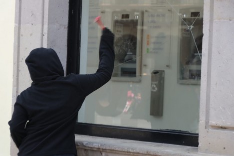 Los manifestantes a su paso rompieron vidrios de negocios, dependencias de Gobierno; pintaron paredes y con pancartas en contra de policías, quienes resguardaban  la torre de la SSP,  no así los negocios y edificios públicos.  