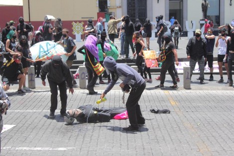 Los manifestantes a su paso rompieron vidrios de negocios, dependencias de Gobierno; pintaron paredes y con pancartas en contra de policías, quienes resguardaban  la torre de la SSP,  no así los negocios y edificios públicos.  