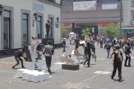 Los manifestantes a su paso rompieron vidrios de negocios, dependencias de Gobierno; pintaron paredes y con pancartas en contra de policías, quienes resguardaban  la torre de la SSP,  no así los negocios y edificios públicos. Los manifestantes a su paso rompieron vidrios de negocios, dependencias de Gobierno; pintaron paredes y con pancartas en contra de policías, quienes resguardaban  la torre de la SSP,  no así los negocios y edificios públicos.  
