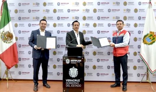  Producto de la contribución de veracruzanas y veracruzanos, el gobernador Cuitláhuac García Jiménez entregó un donativo de 4 millones 578 mil 366 pesos a la Cruz Roja Mexicana que se distribuirá en las 41 delegaciones del estado.