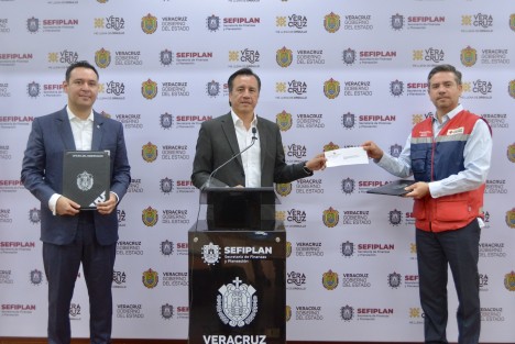  Producto de la contribución de veracruzanas y veracruzanos, el gobernador Cuitláhuac García Jiménez entregó un donativo de 4 millones 578 mil 366 pesos a la Cruz Roja Mexicana que se distribuirá en las 41 delegaciones del estado.