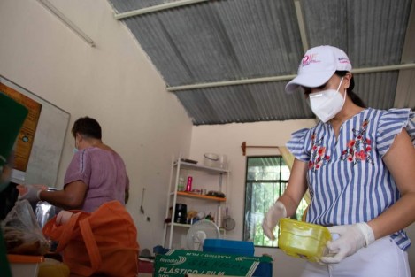 El Comedor Comunitario instalado en el DIF Municipal continúa brindando servicio dos veces por semana, los días martes y jueves de 3:00 pm a 5:00 pm, con el objetivo de dar  certeza alimentaria y respaldo a las familias en situación de vulnerabilidad de nuestro municipio ante la contingencia sanitaria por COVID-19.  