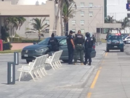 Los hechos se registraron alrededor de las 15:00 horas de este miércoles, cuando se reportó que sobre  el boulevard Ávila Camacho en el Fraccionamiento  Costa de Oro, a la altura del  hotel City Express y en  calles aledañas, se registraba un enfrentamiento entre uniformados y civiles. 