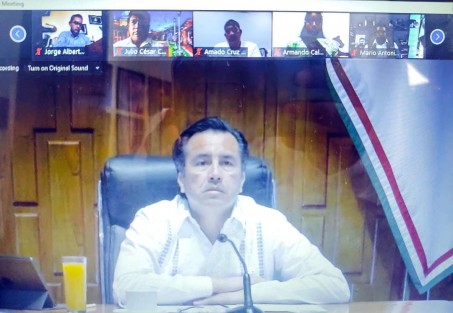 Atendiendo las disposiciones sanitarias de Sana Distancia y por medio de videoconferencia, el  Arq. Justo Fernández Garibay, Subsecretario de Promoción y Apoyo al Comercio y Servicios, dio lectura a la conformación del Subcomité Veracruzano de Promoción Artesanal como parte de la implementación de Ley 529 de Fomento a la Actividad Artesanal para el Estado de Veracruz. 
