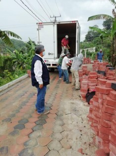 El alcalde de Teocelo, Ver., Mario Antonio Chama Díaz, en compañía del director de Obras Públicas, Alberto Lucas Marín, y del director de Desarrollo Urbano y Catastro, Rafael Xilot, supervisaron los trabajos del Camino a Santa Rosa en su segunda etapa; la construcción de esta importante obra mantiene su objetivo de ser un camino de agradable tránsito para el peatón y el automovilista, propio de una ruta turística adoquinada, respetando el equilibrio ecológico, humedales y bosque de niebla característico de la zona cafetalera de la Tierra del Dios Tigre. 