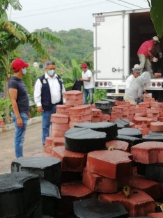 El alcalde de Teocelo, Ver., Mario Antonio Chama Díaz, en compañía del director de Obras Públicas, Alberto Lucas Marín, y del director de Desarrollo Urbano y Catastro, Rafael Xilot, supervisaron los trabajos del Camino a Santa Rosa en su segunda etapa; la construcción de esta importante obra mantiene su objetivo de ser un camino de agradable tránsito para el peatón y el automovilista, propio de una ruta turística adoquinada, respetando el equilibrio ecológico, humedales y bosque de niebla característico de la zona cafetalera de la Tierra del Dios Tigre. 
