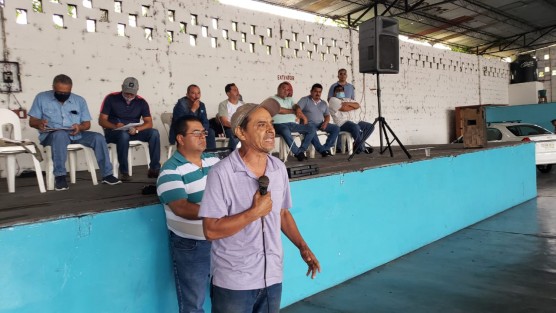 En Atoyac, Ver., unos 200 obreros azucareros acusaron abandono por parte del Comité Ejecutivo Nacional (CEN) del Sindicato de Trabajadores de la Industria Azucarera y Similares de la RM (STIASRM), al que acusaron de usarlos económicamente al vender casi 100 plazas el año pasado, donde se hicieron de dinero porque el CEN es dueño de las plazas laborales. 